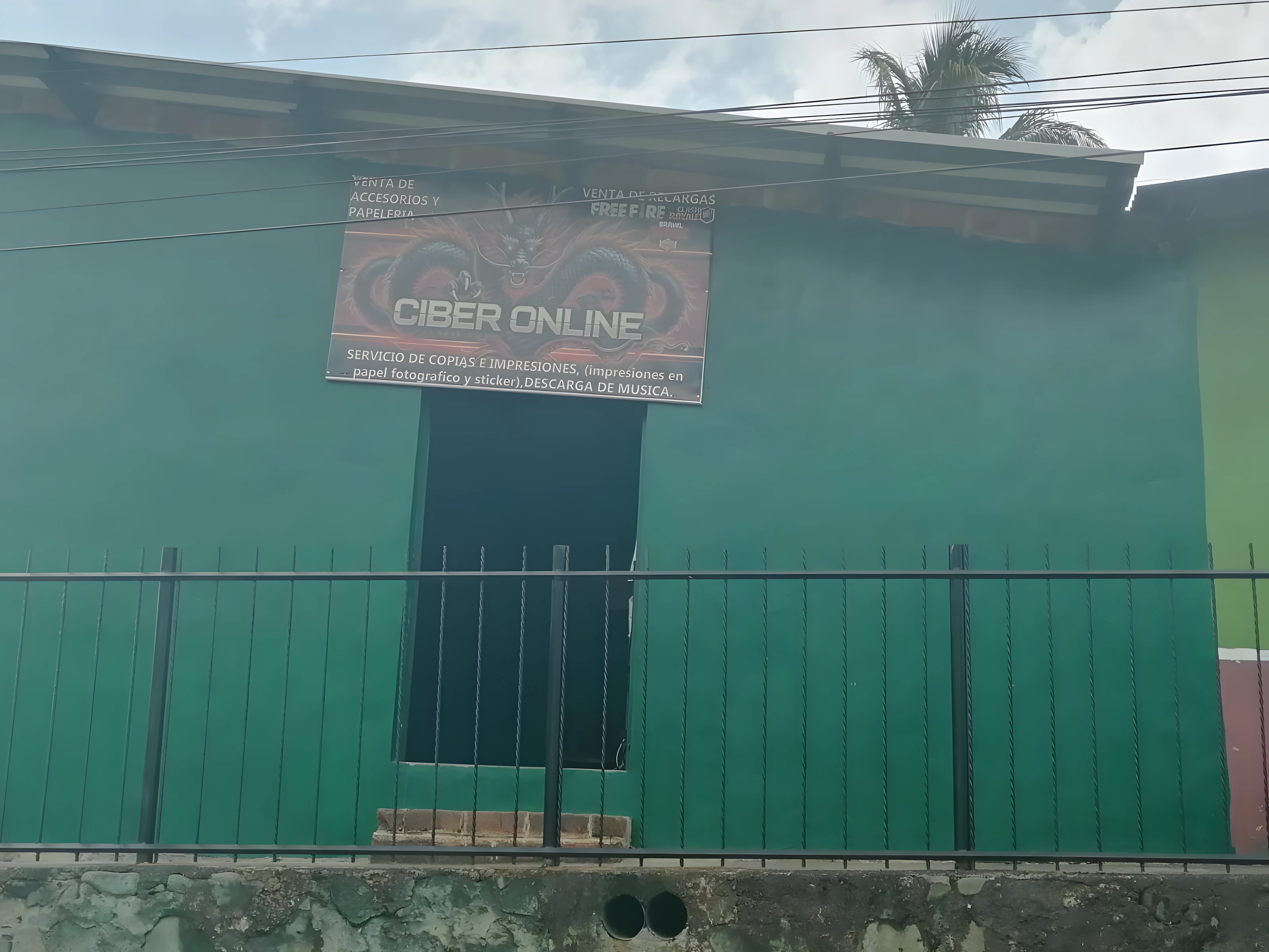 Exterior de la tienda Ciber Online en Tacuba, Ahuachapán